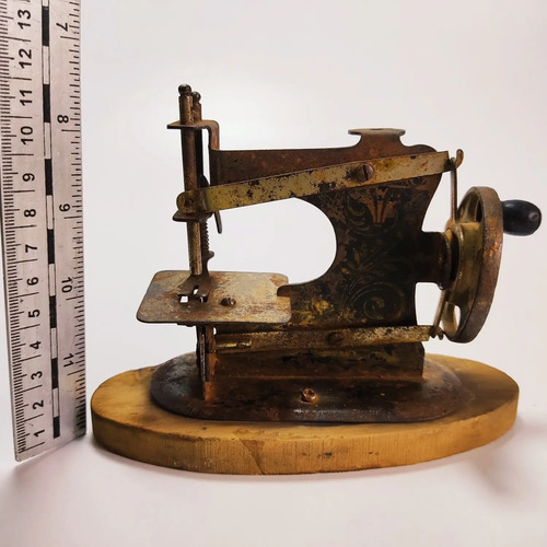 Máquina De Coser Antigua De Juguete, Alemana, En Hojalata - foto 10