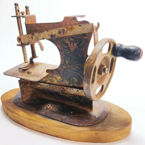 Máquina De Coser Antigua De Juguete, Alemana, En Hojalata - foto 2