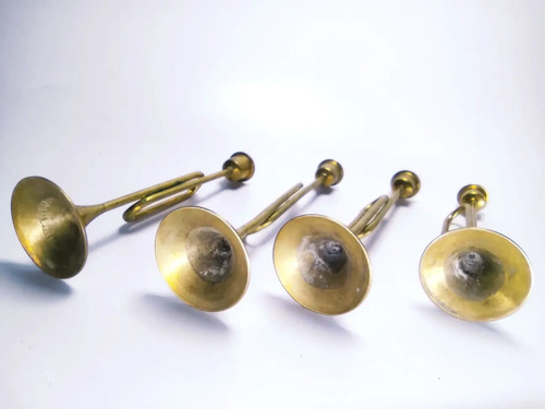 Candelabros En Bronce, Juego De Cornetas. Precio X Las 4un. - foto 4