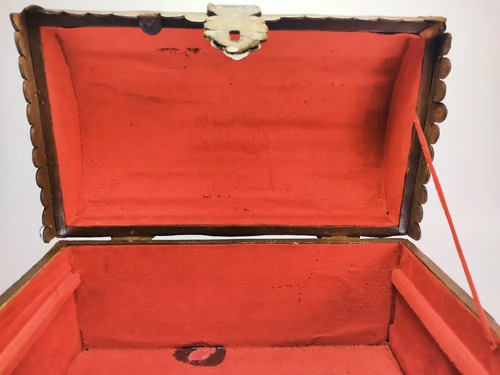 Baúl Antiguo En Madera, Pequeño, Con Cuero Repujado. - foto 10