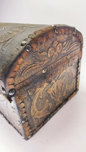 Baúl Antiguo En Madera, Pequeño, Con Cuero Repujado. - foto 3
