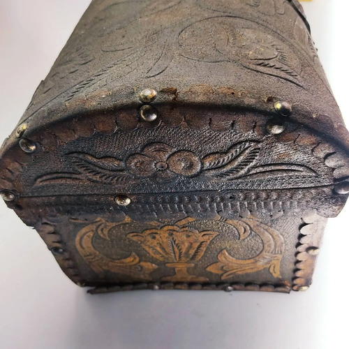 Baúl Antiguo En Madera, Pequeño, Con Cuero Repujado. - foto 4