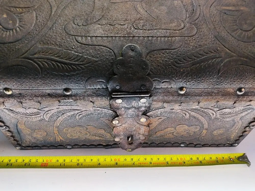 Baúl Antiguo En Madera, Pequeño, Con Cuero Repujado. - foto 5
