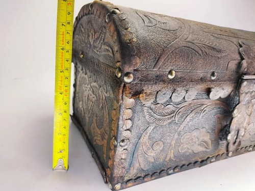 Baúl Antiguo En Madera, Pequeño, Con Cuero Repujado. - foto 6