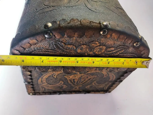 Baúl Antiguo En Madera, Pequeño, Con Cuero Repujado. - foto 7